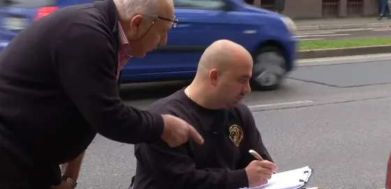 Fatih Aslan bei der Schadenaufnahme direkt an der Unfallstelle