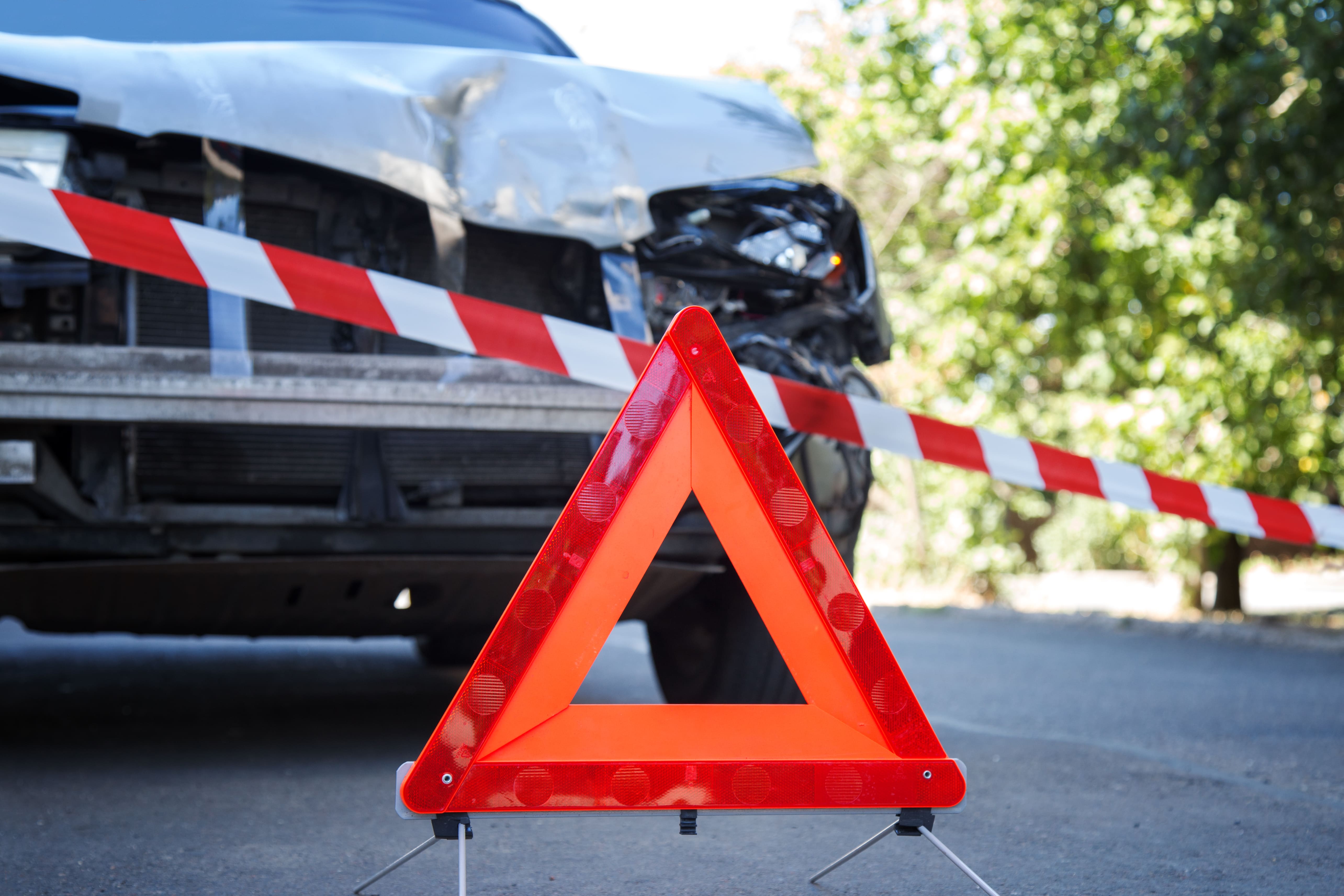 Aufgestelltes Warndreieck zur Absicherung eines Unfallorts auf einer Straße